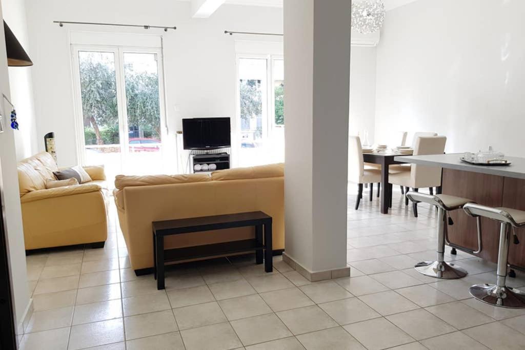 A Great Stay At A Comfortable Large Apartment เอเธนส์ ภายนอก รูปภาพ