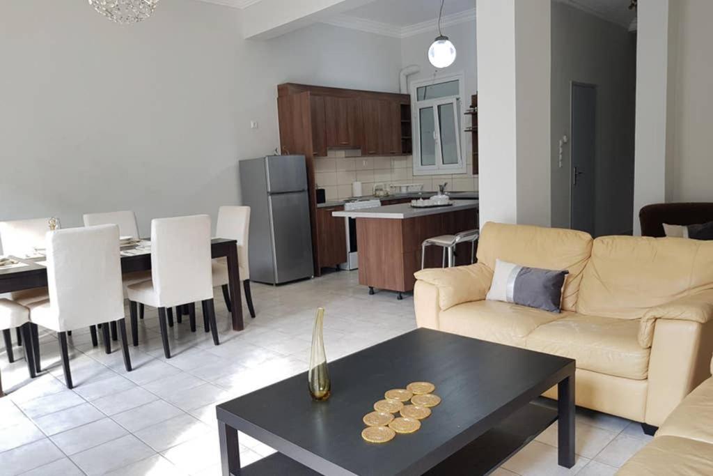 A Great Stay At A Comfortable Large Apartment เอเธนส์ ภายนอก รูปภาพ